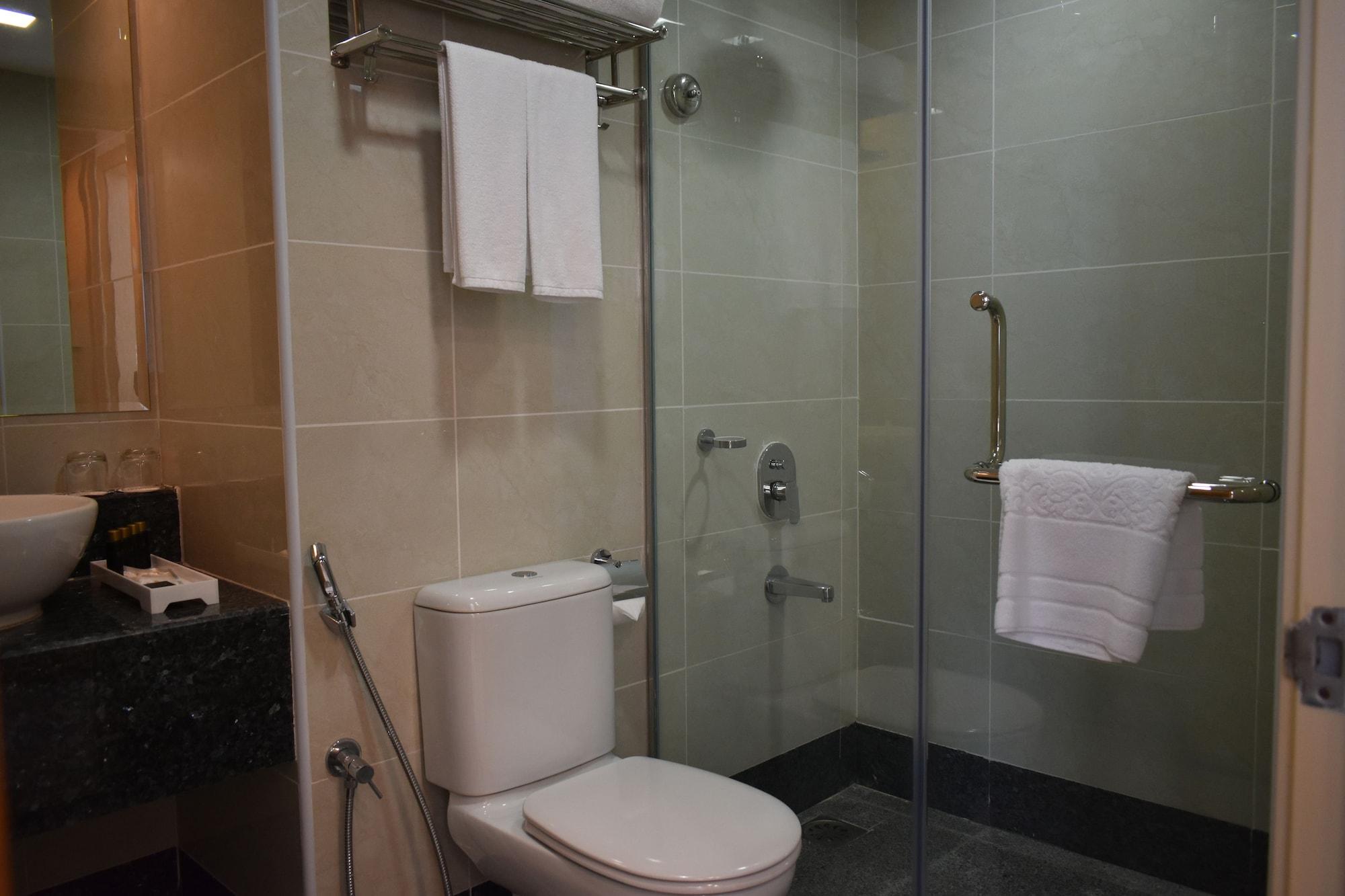 Tenera Hotel بانغي المظهر الخارجي الصورة Bathroom with shower enclosure