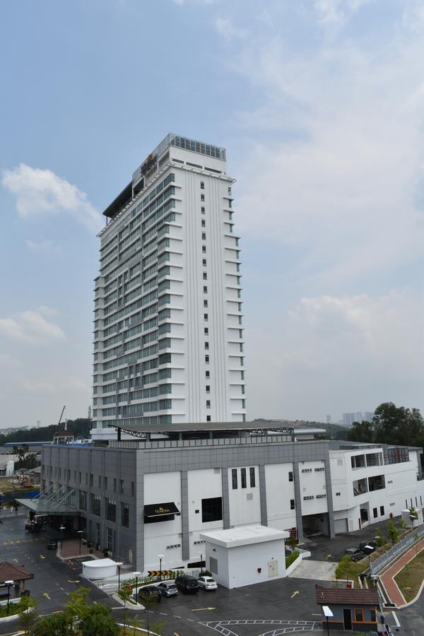 Tenera Hotel بانغي المظهر الخارجي الصورة The 10-storey tower of the hospital